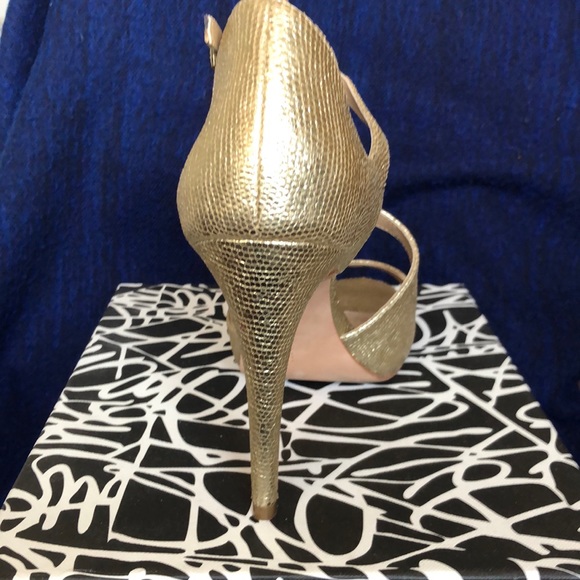 Diane Von Furstenberg platinum, lizard print, sandals. - Picture 2 of 15